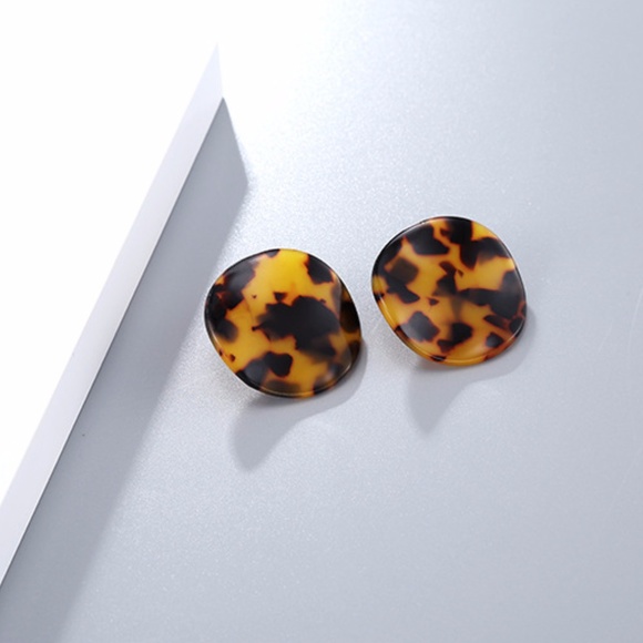 LAST ONE!! Tortoise Shell Disc Earrings - Picture 5 of 8